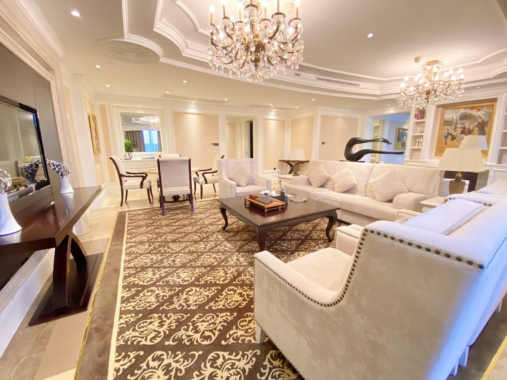 Suite, 1 King Bed (Living, Dining, Meeting) - Photo 5
