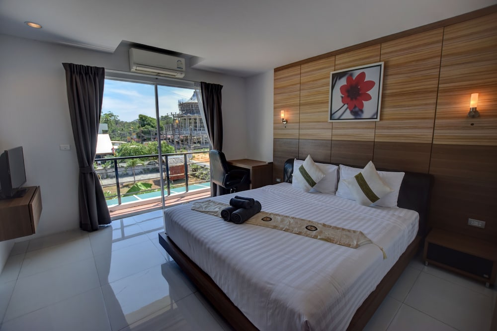 Deluxe Room with Pool View (2nd floor) photo 3