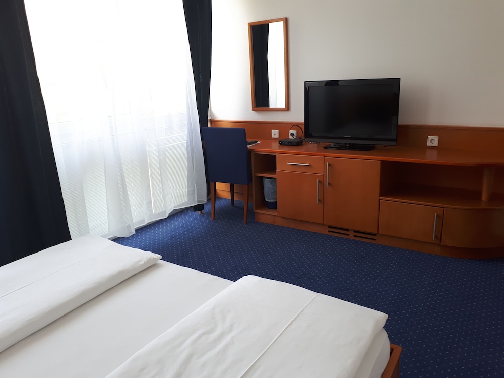 Comfort Room, 1 King Bed photo 2