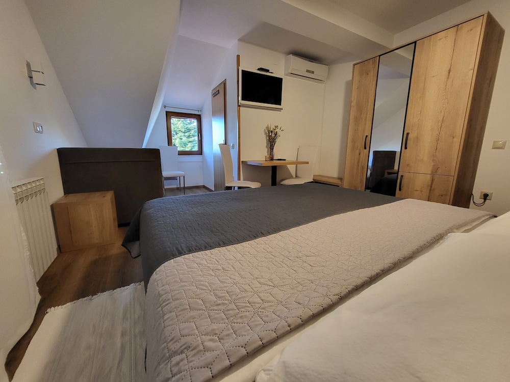 Triple Room, Balcony, Park View photo 3