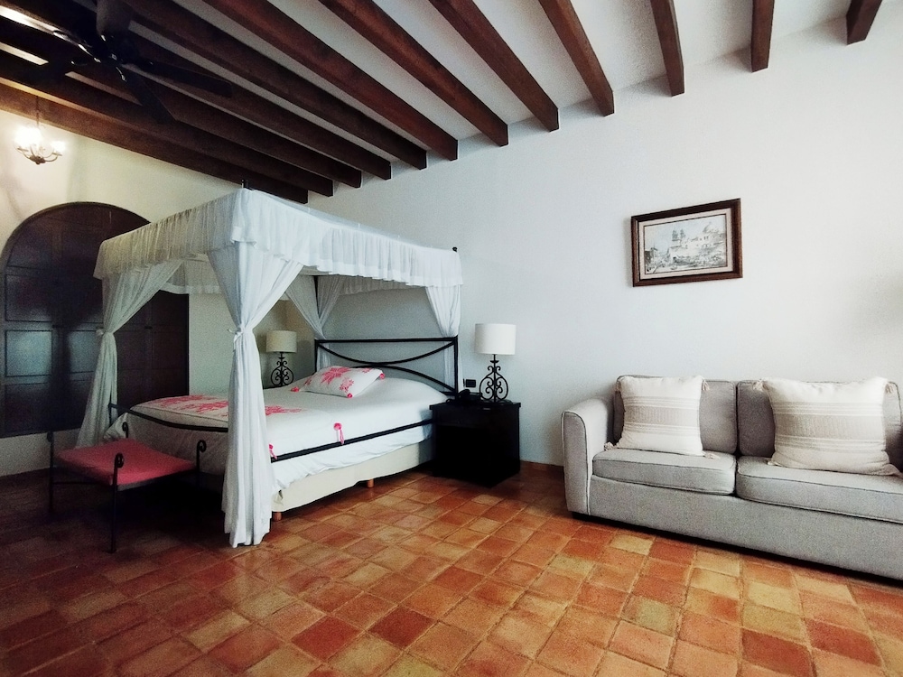 Deluxe Room, 1 King Bed photo 3