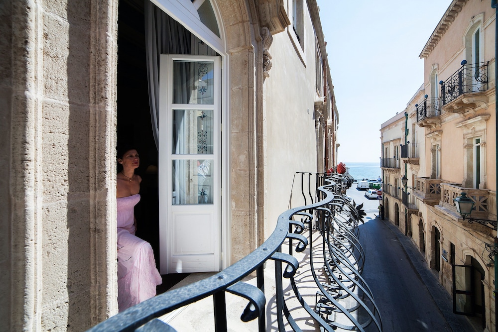 Suite - Photo 8
