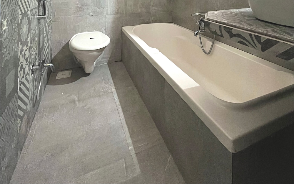Deluxe Apartment, 1 Queen Bed, Smoking, Bathtub photo 2