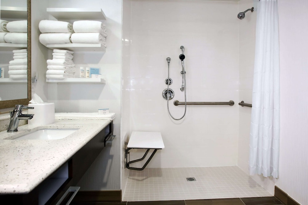 Room, 2 Queen Beds, Accessible, Bathtub (Mobility & Hearing) photo 2