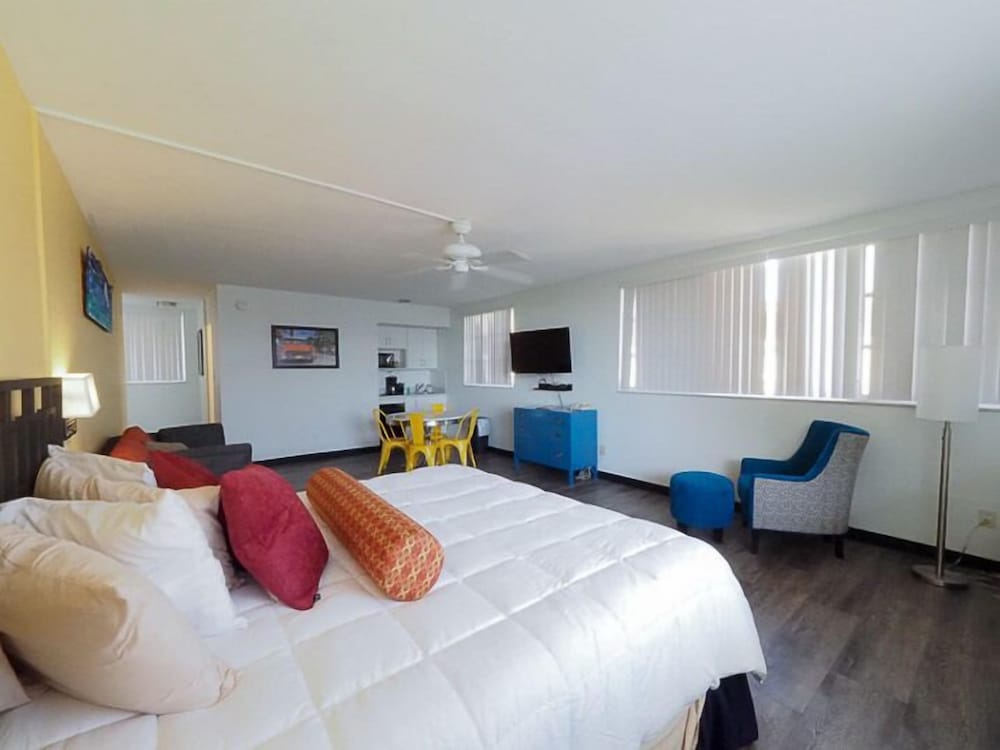 Classic Studio, 1 King Bed With Sofa Bed, Partial Ocean View photo 2