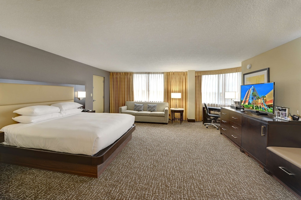 Room, 1 King Bed, Accessible, Corner (Mobility & Hearing, Bathtub)