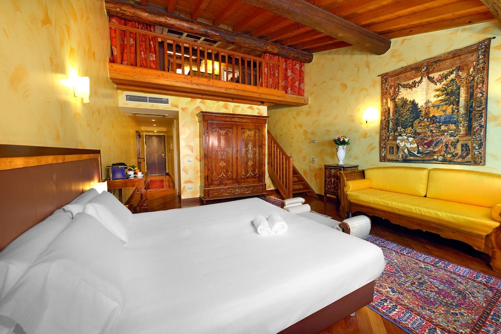 Quadruple Room with Balcony and Arena View photo 3