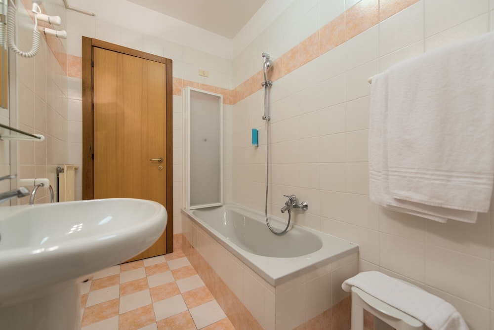 Classic Quadruple Room, Accessible photo 2