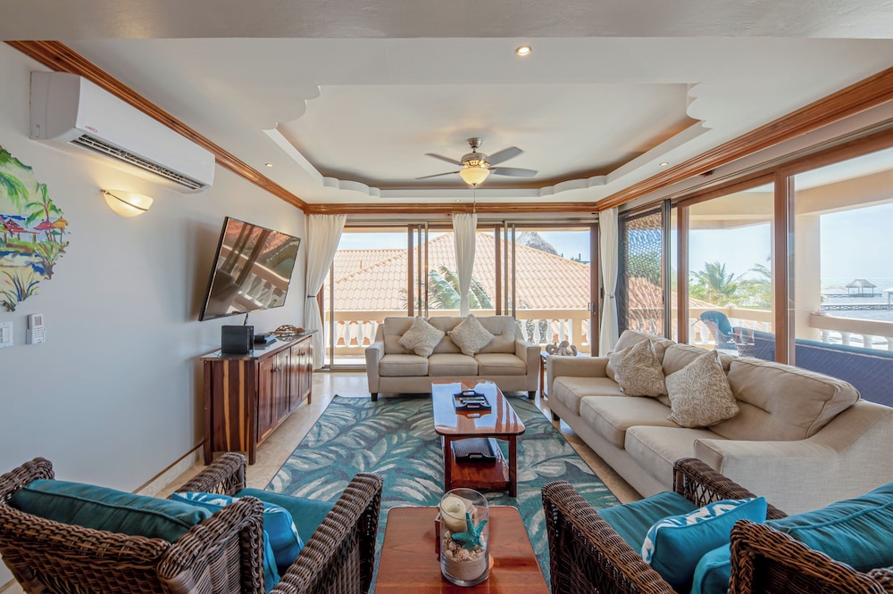 Luxury Condo, 3 Bedrooms, Sea View, Oceanfront