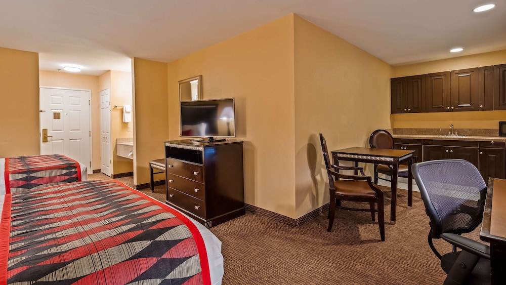 Suite, 1 King Bed, Non Smoking, Kitchenette (with Sofabed) - Photo 2