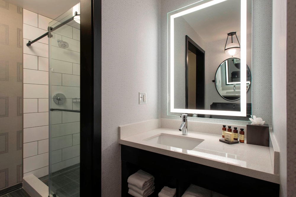Executive Suite, 1 King Bed with Sofa bed - Photo 7