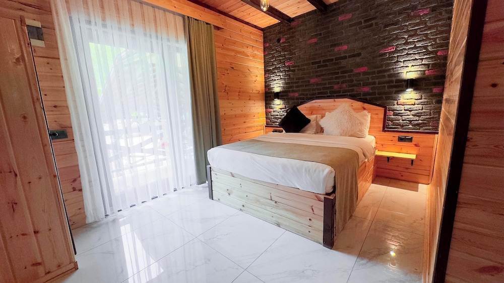 Deluxe Room, 1 Double Bed, Fireplace, Mountain View photo 1