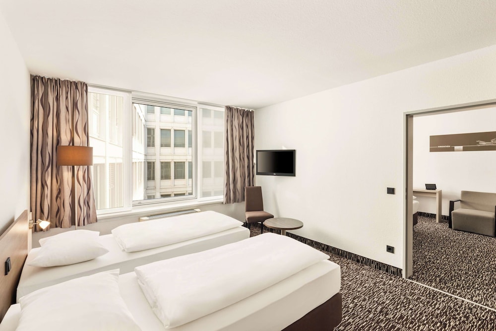 Family Room, Multiple Beds - Photo 3