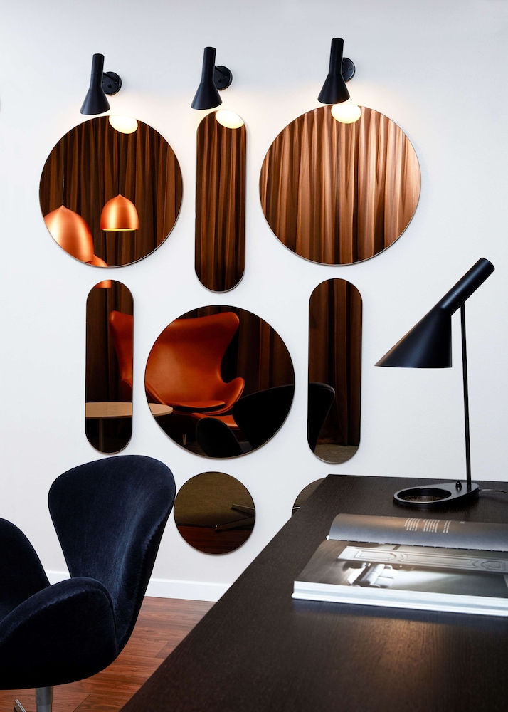 Suite (Feature) thumbnail 6