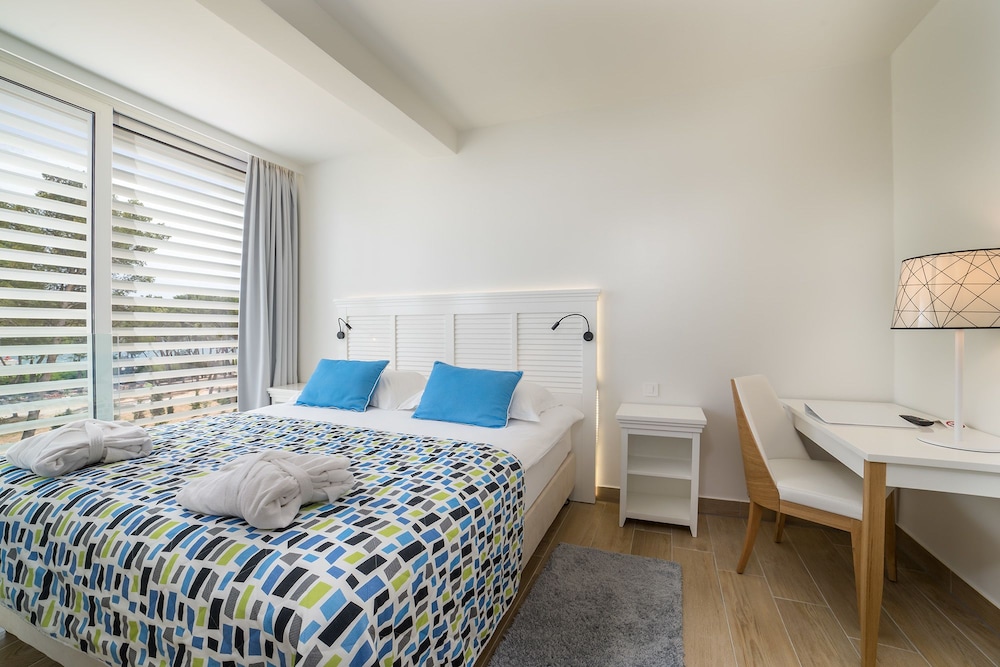 Double or Twin Room 22m² Courtyard/Park View with French Balcony