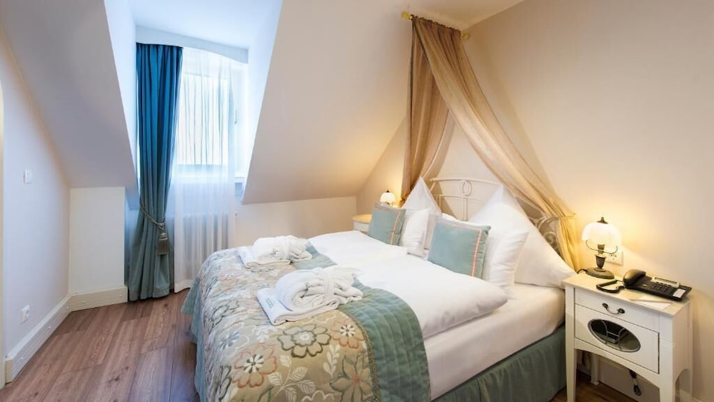 Suite, 1 Double Bed (Converts to 2 Twin Beds;Living Room)