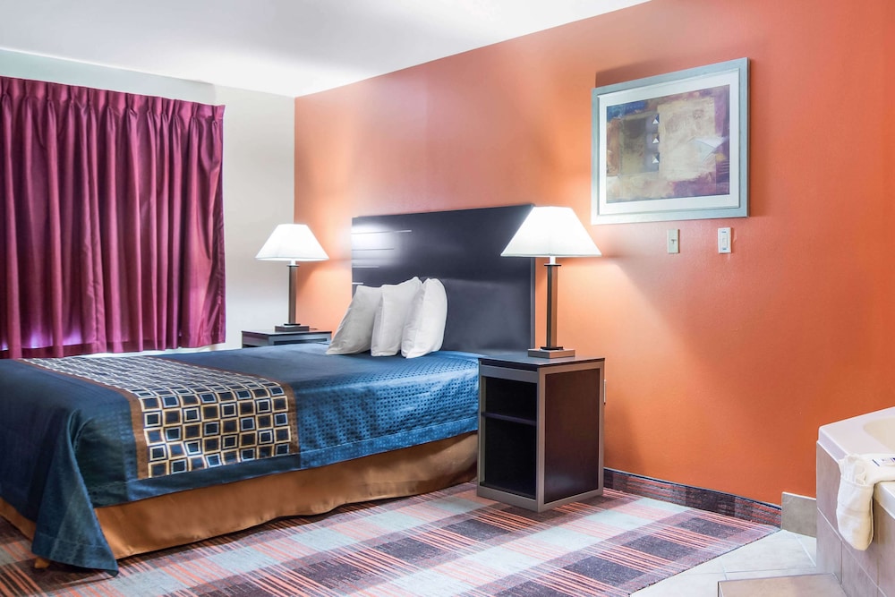 Suite, 1 King Bed, Smoking, Jetted Tub - Photo 6