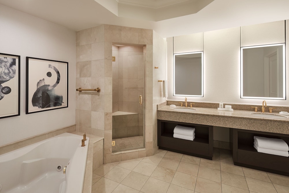 Deluxe Room, 2 Queen Beds, Balcony - Photo 10