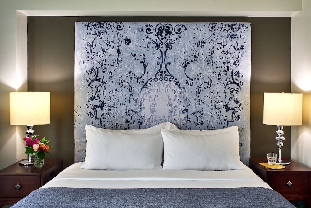 Deluxe Room, 1 King Bed, Balcony photo 3