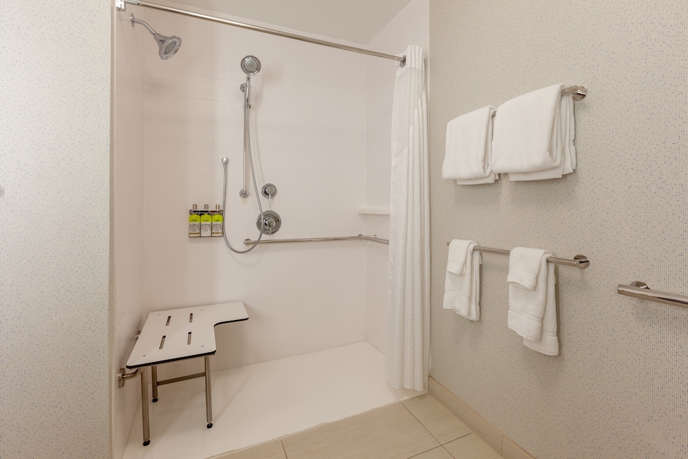 Standard Room, 1 King Bed, Roll-in Shower (Communications) - Photo 8