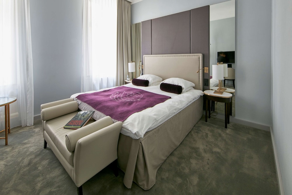 Grand Room, 1 Queen Bed (Petite) - Photo 2