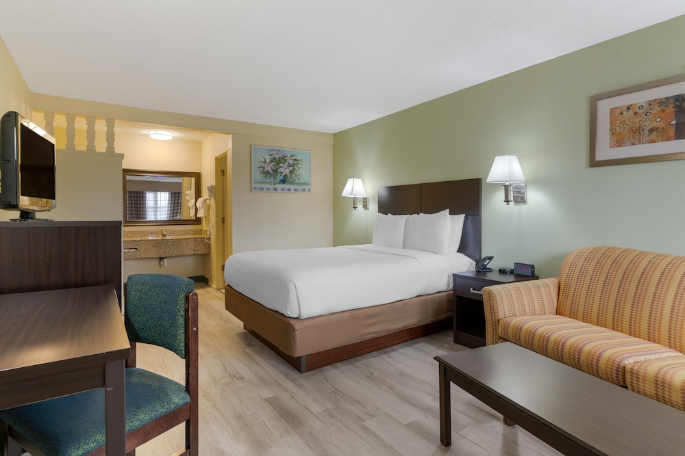 Deluxe Room, 1 Queen Bed photo 1