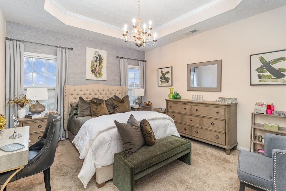 Stylish 2BR Townhome w Garage Patio Perfect for Stays or Assignments, Foto 6