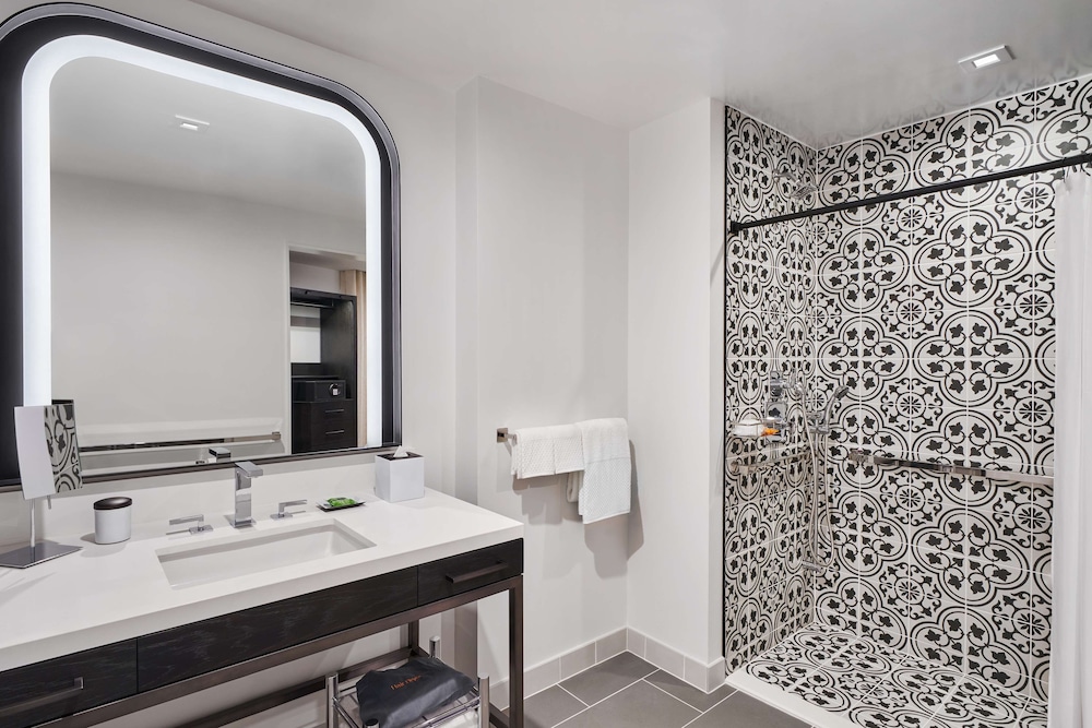 Room, 1 King Bed, Accessible (Roll-In Shower, Mobility & Hearing) - Photo 7