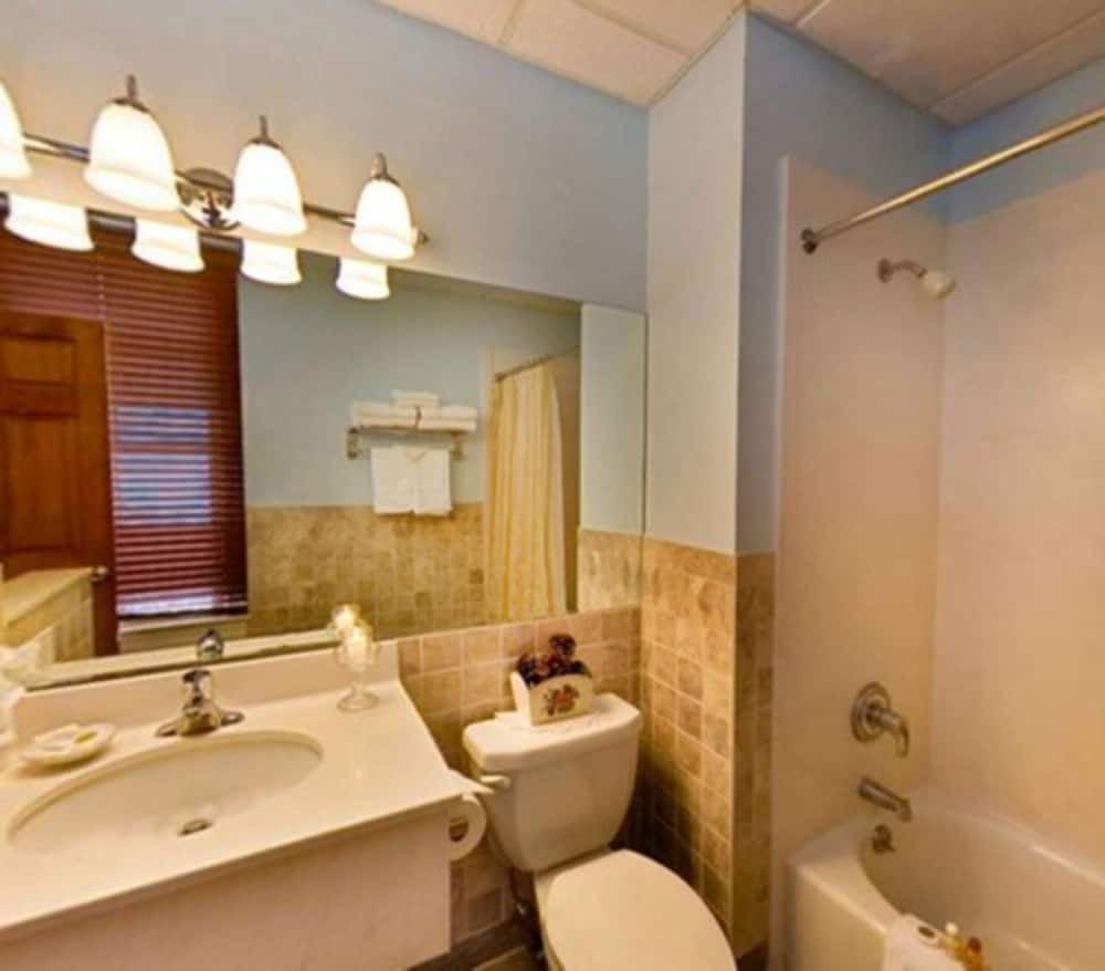 Basic Double Room, 2 Queen Beds photo 3