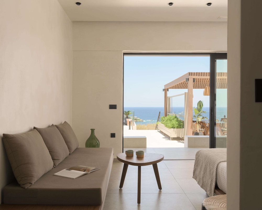 Superior Open Plan Apartment- Sea View - Photo 13
