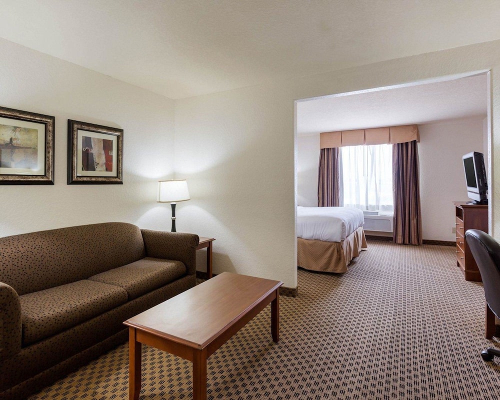 Suite, 1 King Bed, Accessible, Non Smoking - Photo 2