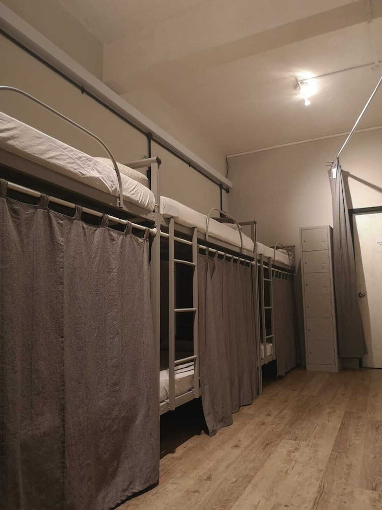 Single Bed in Deluxe 8-Beds Dormitory photo 3
