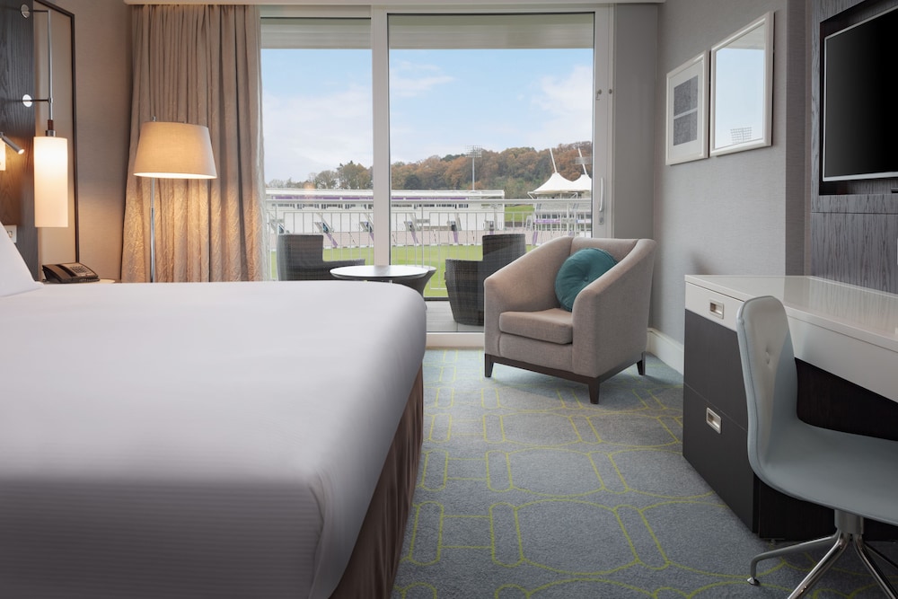Deluxe Room, 1 Queen Bed, Non Smoking, Balcony (Pitch View) photo 2
