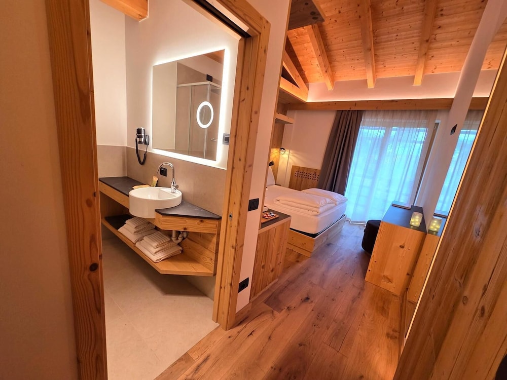 Standard Room, Balcony, Mountain View photo 3