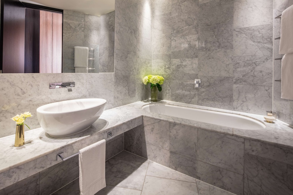 Junior Suite, Corner (View) thumbnail 6