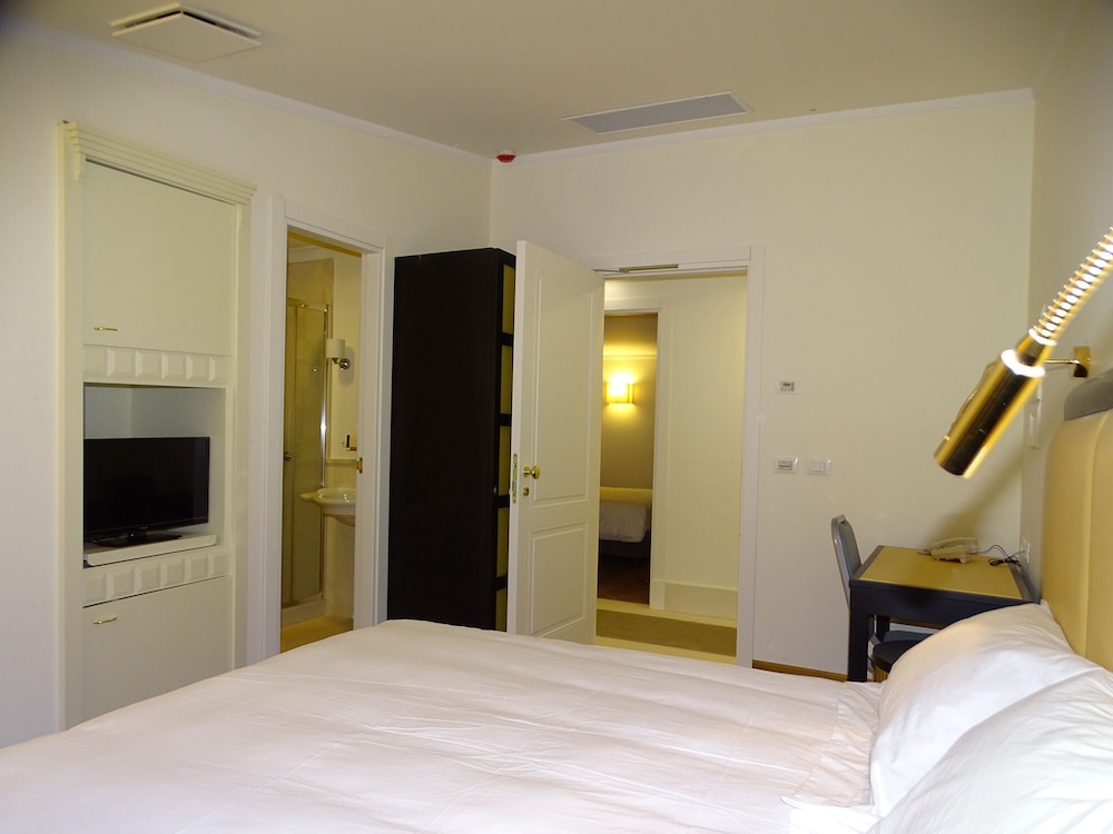 Double or Twin Room - Photo 2