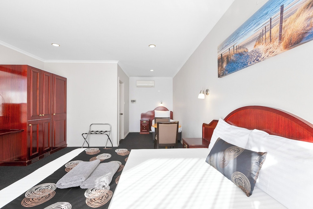 Superior Room, Multiple Beds, Non Smoking (Larger Room) photo 2