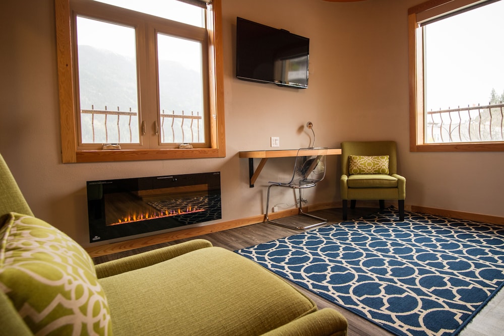 Deluxe Room, 1 King Bed, Mountain View photo 3
