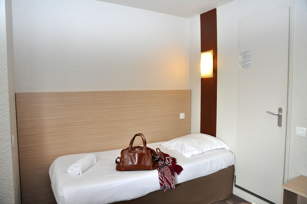 Standard, Two Twin Beds photo 2