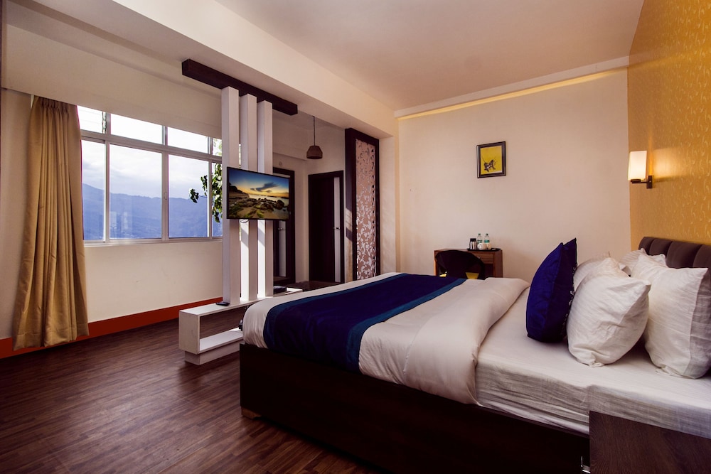 Superior Double Room, 1 King Bed, Smoking, Mountain View