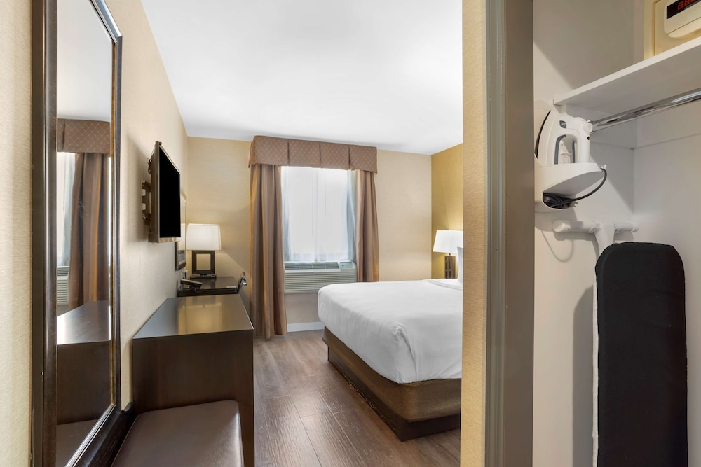 Standard Room, 1 King Bed, Non Smoking, Refrigerator photo 2