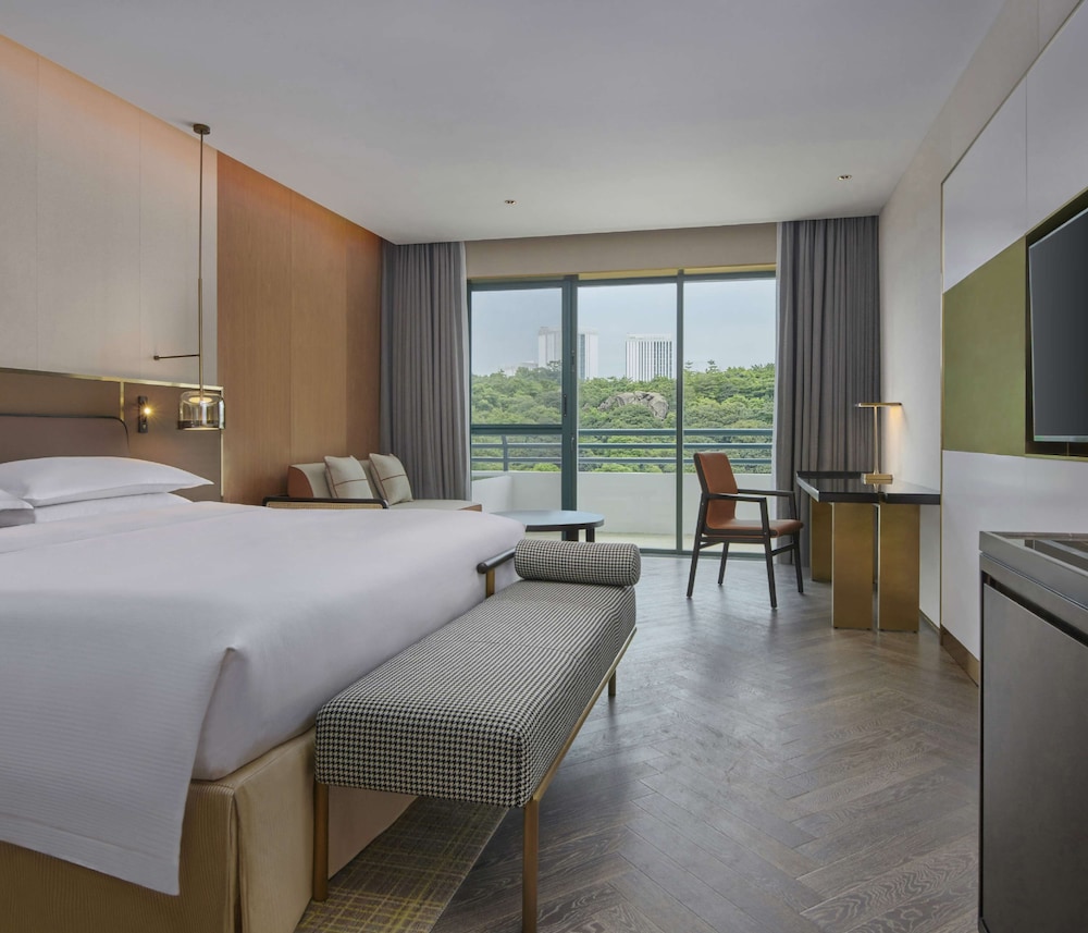 Executive Room, 1 King Bed, Balcony - Photo 1