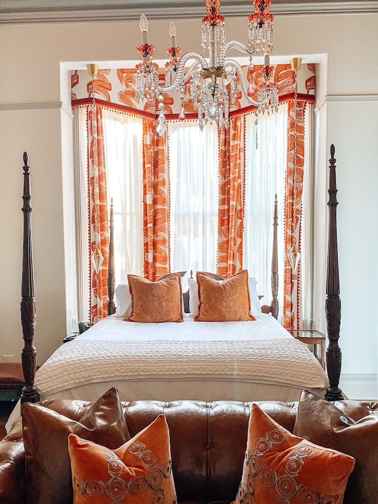1 King Bed, Ensuite, (Library Suite)