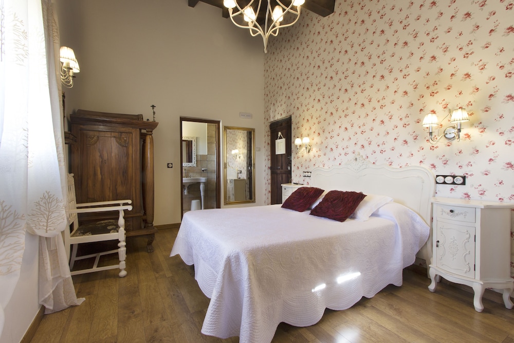 Standard Room, 1 Queen Bed photo 3