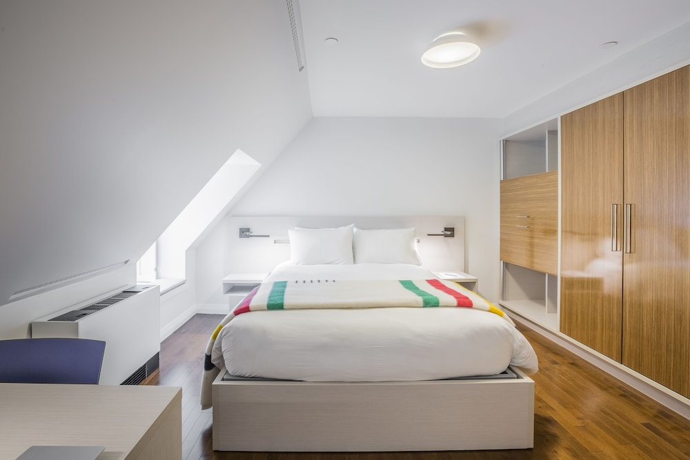 Contemporary Room, 1 Queen Bed photo 1