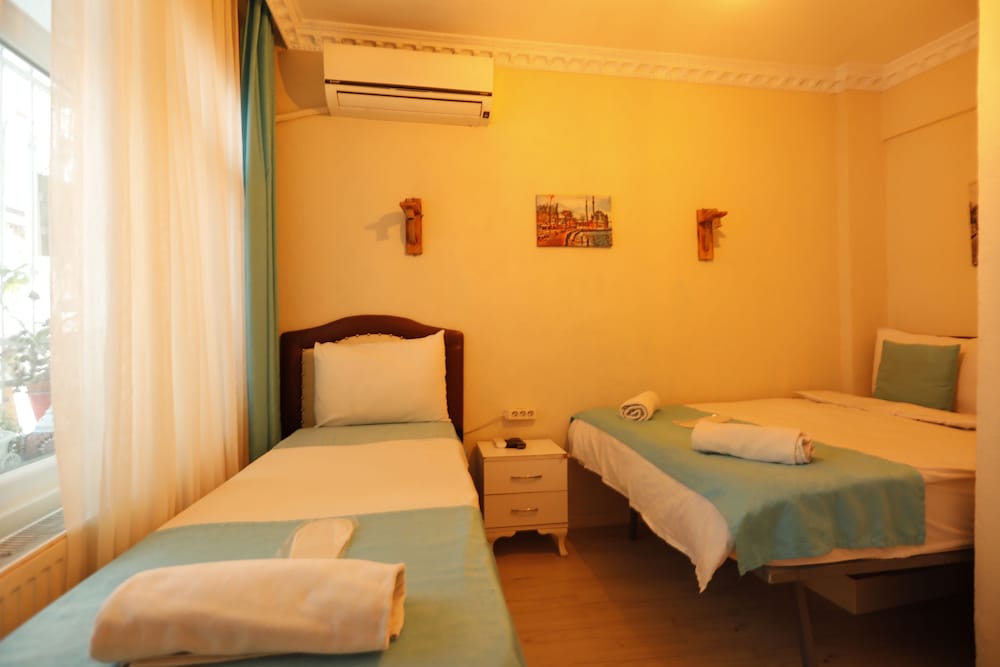 Economy Family Triple Room photo 2