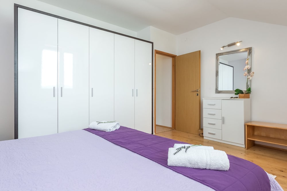 House, 2 Bedrooms photo 1