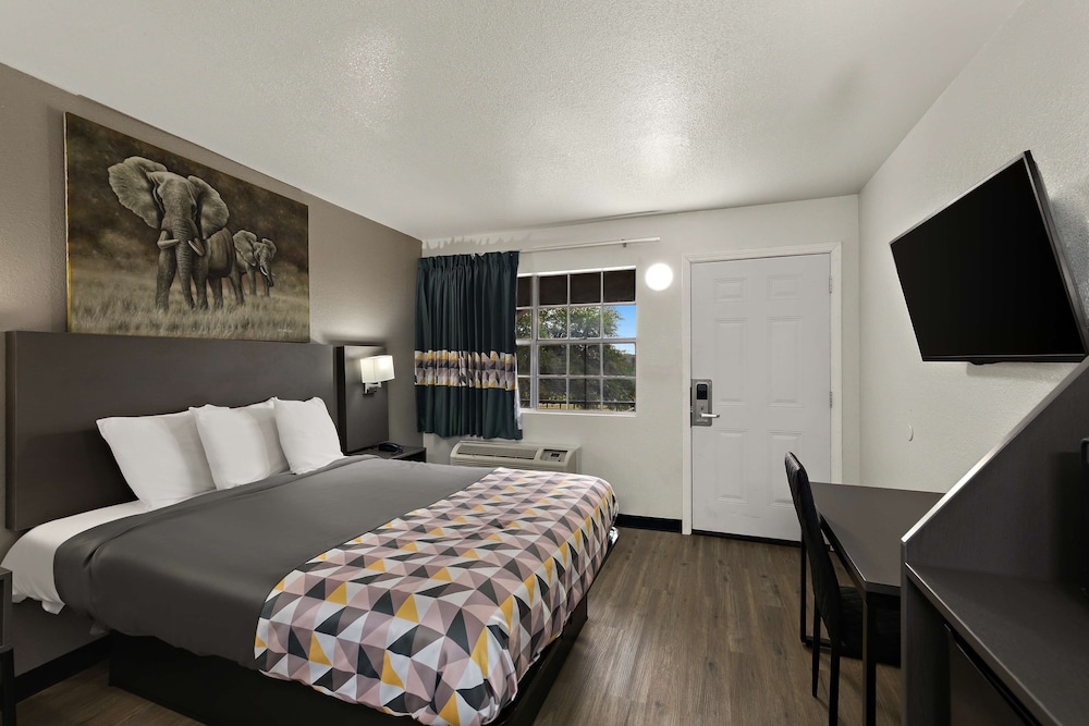 Room, 1 Queen Bed, Non Smoking - Photo 3