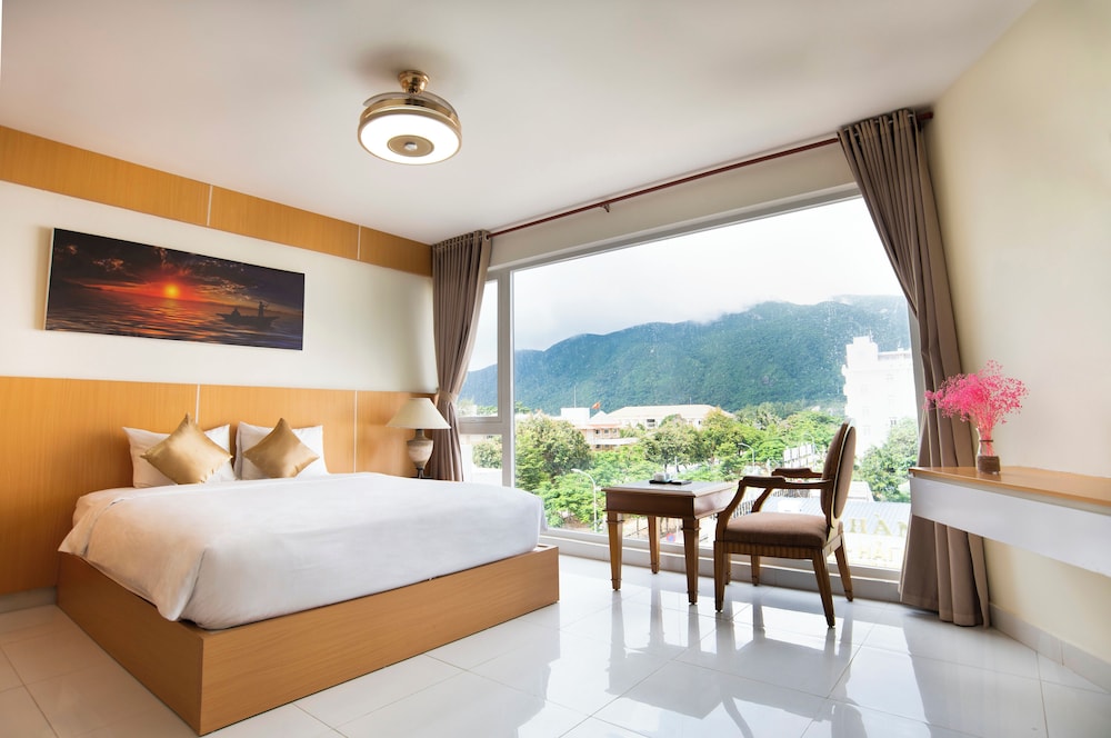 Deluxe Room, 1 King Bed, Mountain View - Photo 2
