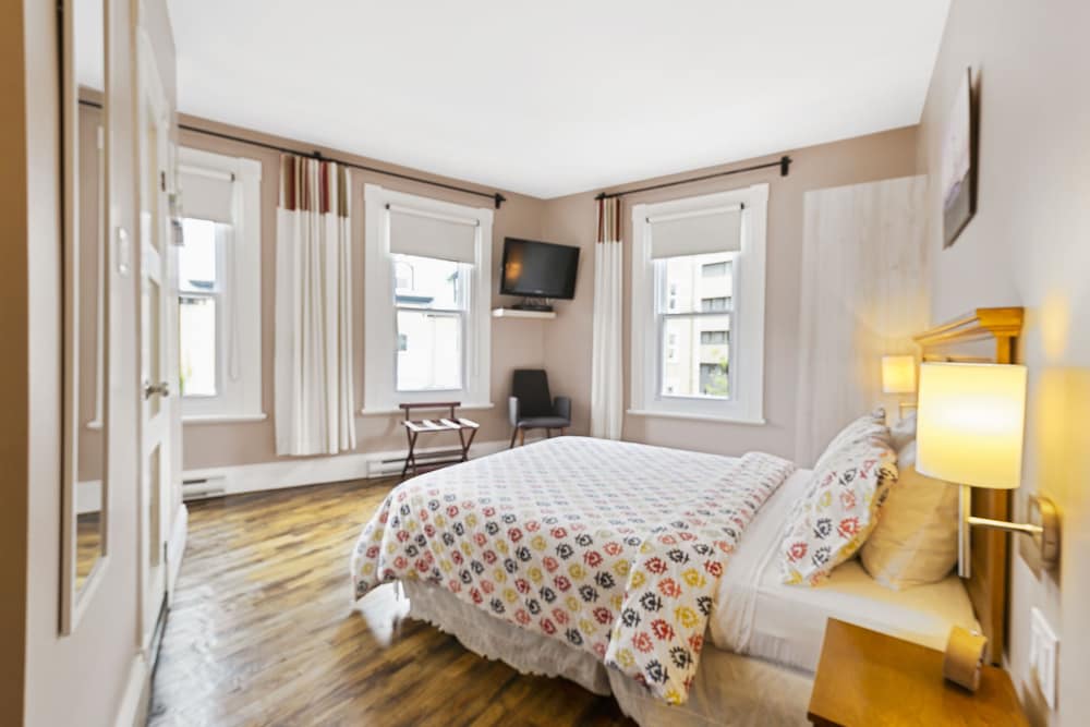 Standard Room, 1 Queen Bed thumbnail 5
